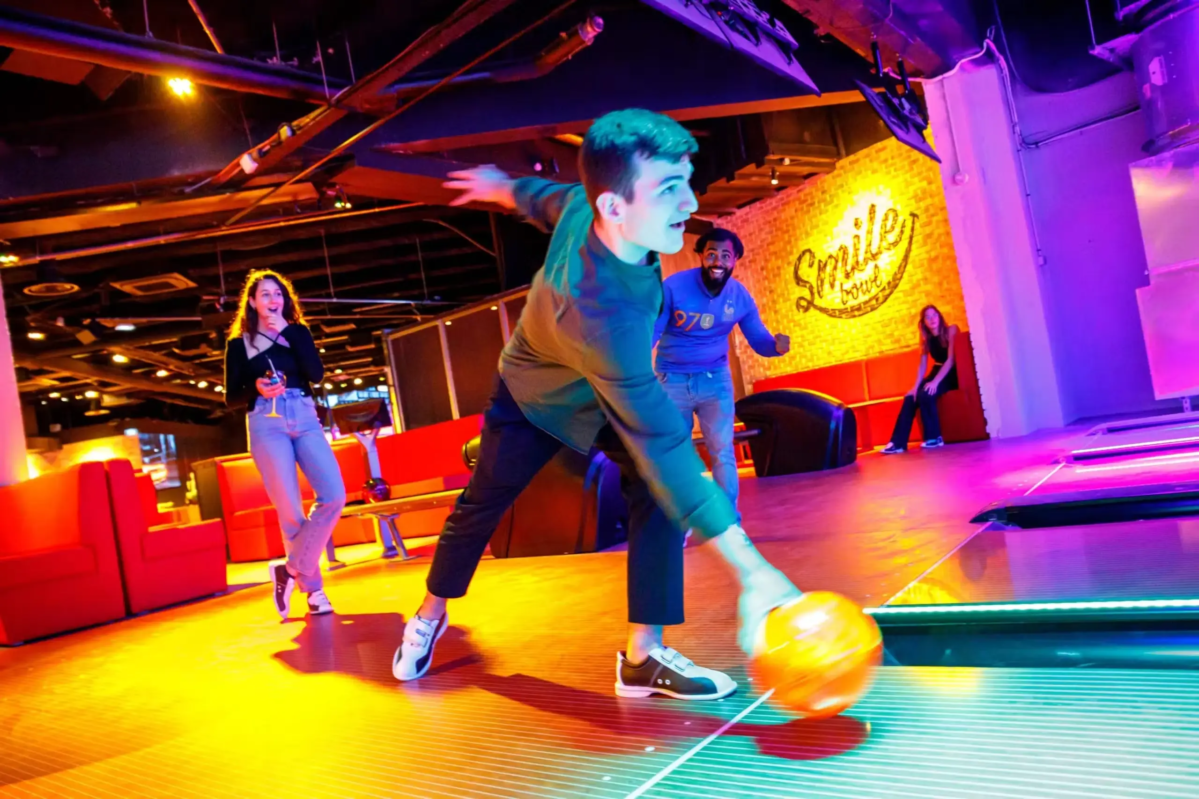 Équipe en sortie bowling